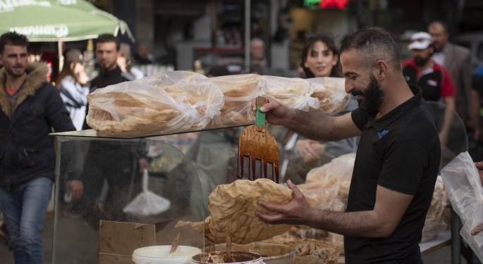 سوريون يبيعون ممتلكاتهم لتأمين معيشتهم