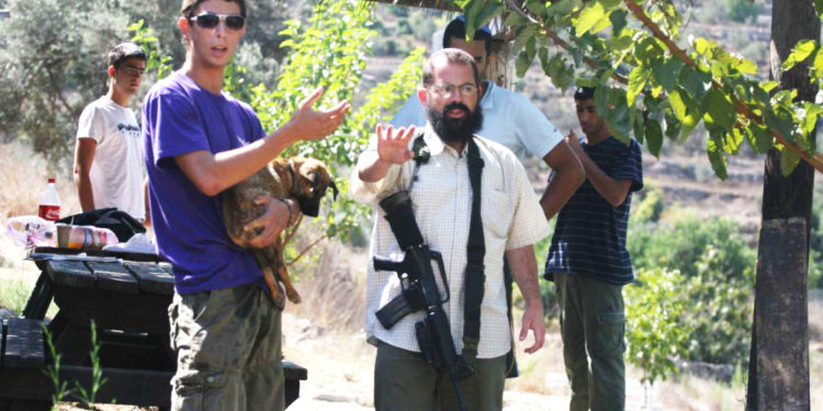 طعنه بسكين في قلبه .. سلطات الاحتلال تفرج عن مستوطن قتل فلسطينياً، وتدعي أنه كان يدافع عن نفسه