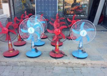 وسائل بدائية للتخفيف من حرّ الصيف في مخيمات الشمال!