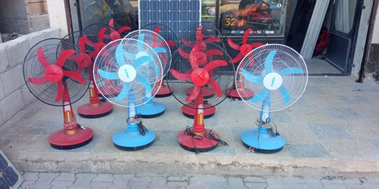 وسائل بدائية للتخفيف من حرّ الصيف في مخيمات الشمال!