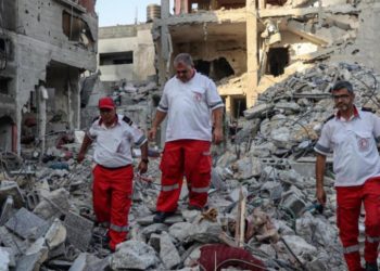 إسرائيل تقصف غزة وعينها على “كاريش”