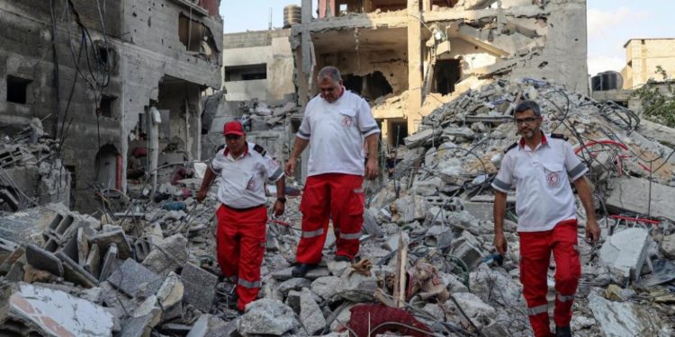 إسرائيل تقصف غزة وعينها على “كاريش”