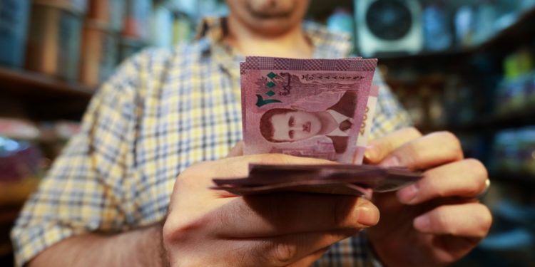 الليرة السورية تُستنزف ببطء..حلول النظام الأمنية لا تُجدي