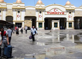 تعنيف اللاجئين… اعتداء على سوريين بمراكز ترحيل تركية