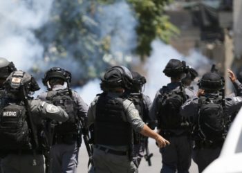 قوات الاحتلال تعتقل قيادياً فلسطينياً بمخيم جنين.. قوة خاصة اقتحمت منزله وأصابته بجروح