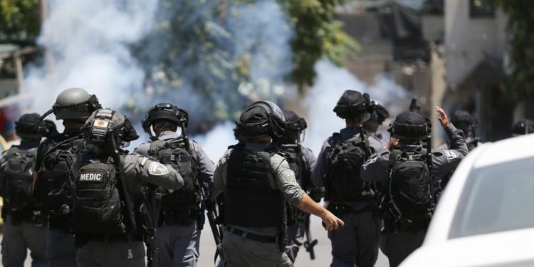 قوات الاحتلال تعتقل قيادياً فلسطينياً بمخيم جنين.. قوة خاصة اقتحمت منزله وأصابته بجروح