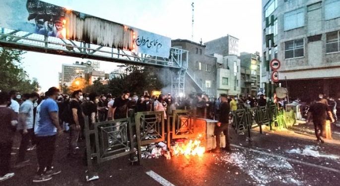 احتجاجات ليلية في طهران وأنباء عن سيطرة المتظاهرين على مدينة سنندج