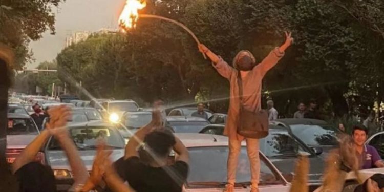 انتفاضة إيران هل تصبح ثورة عارمة؟