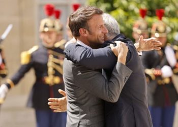 إحباط إسرائيلي من النتائج الفاشلة بزيارتي لابيد لبرلين وباريس