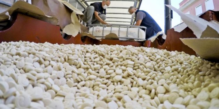 الكشف عن مصنع للكبتاغون في دير الزور وخط تصدير جديد إلى الخليج