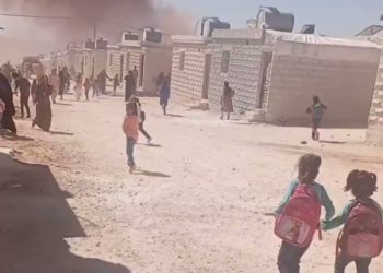 غارات روسية تستهدف مخيمات النازحين السوريين قرب معبر باب الهوى