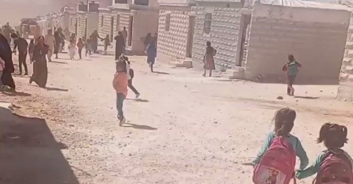 غارات روسية تستهدف مخيمات النازحين السوريين قرب معبر باب الهوى