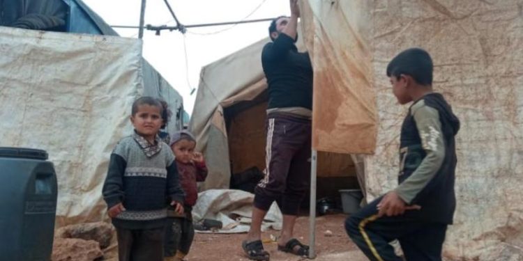 اقتراب الشتاء يزيد من مخاوف النازحين في شمال غربي سورية المأساة تتكرر كل عام مع السيول والعواصف الثلجية