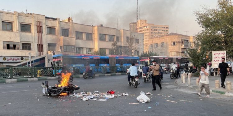 “الموت للدكتاتور”.. النشطاء الإيرانيون يدعون لتظاهرات “بداية النهاية”