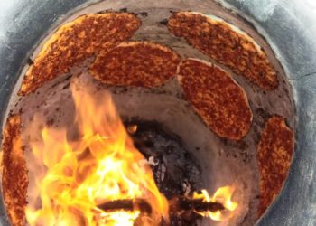 التنور والخيمة توأمان في مخيمات النزوح بإدلب!