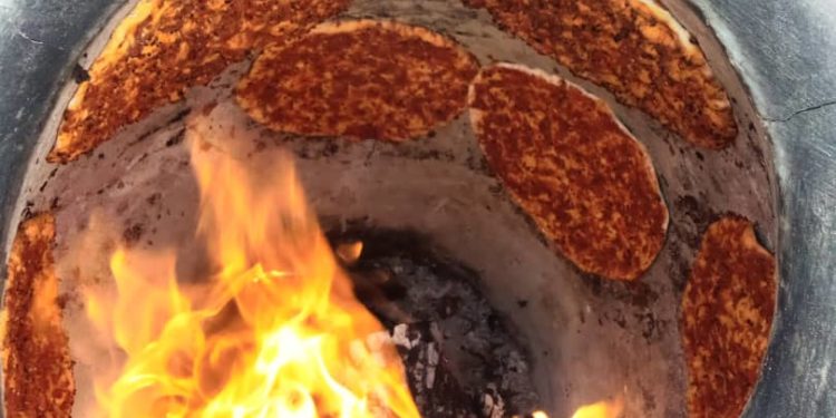 التنور والخيمة توأمان في مخيمات النزوح بإدلب!