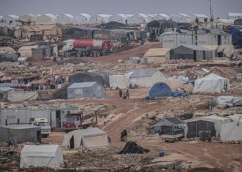 سورية: مقتل امرأة وإصابة أفراد من عائلتها باستهداف مخيم في ريف حلب