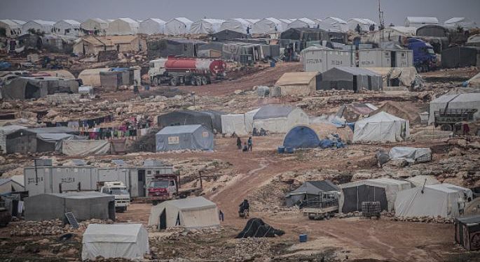 سورية: مقتل امرأة وإصابة أفراد من عائلتها باستهداف مخيم في ريف حلب