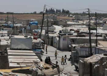 فصائل المعارضة السورية تجبر سكان المخيمات شمال إدلب على النزوح من جديد