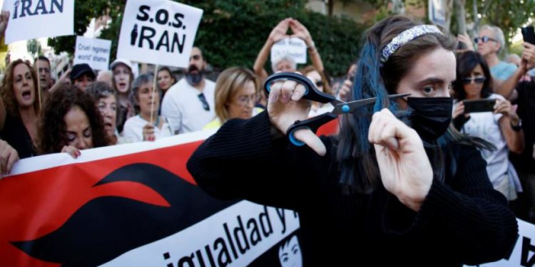 كيف تحولت الانتفاضة إلى ثورة في إيران؟