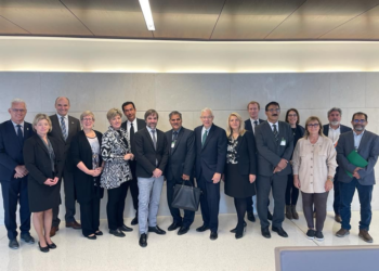 وزراء وبرلمانيون كنديون يستقبلون وفد من الشعوب غير الفارسية في مقر البرلمان في العاصمة أوتاوا