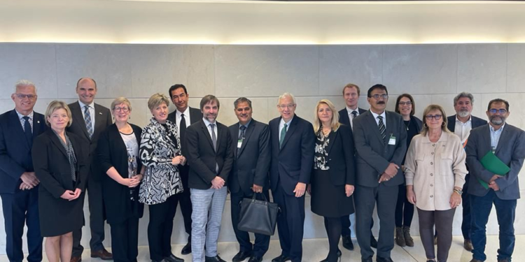 وزراء وبرلمانيون كنديون يستقبلون وفد من الشعوب غير الفارسية في مقر البرلمان في العاصمة أوتاوا