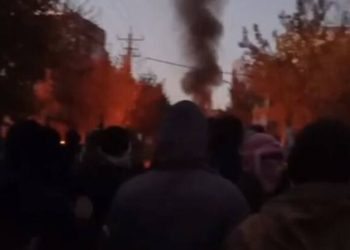 احتجاجات ليلية في عشرات المدن الإيرانية تضامنا مع مهاباد