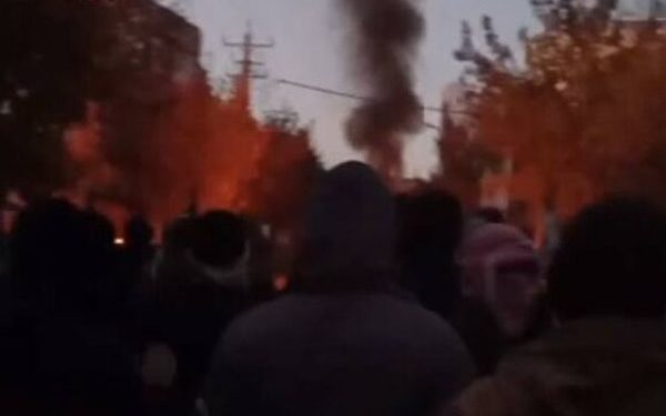 احتجاجات ليلية في عشرات المدن الإيرانية تضامنا مع مهاباد