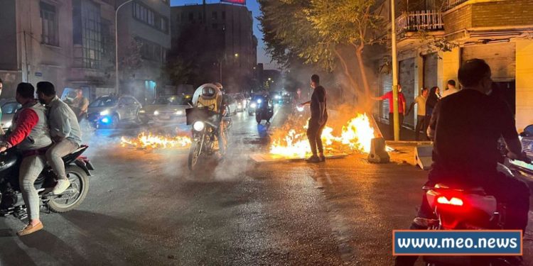 الثورة في إيران مستمرة والتغيير على الأبواب