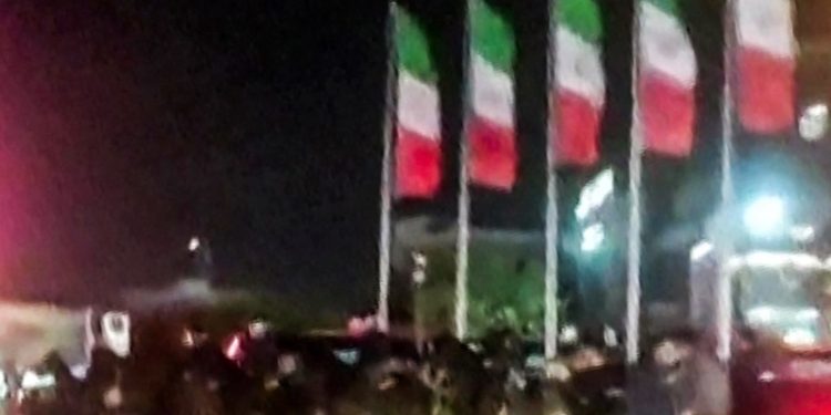 الإضرابات تعم مدن إيران والنظام يهدد بالقتل والاعتقال