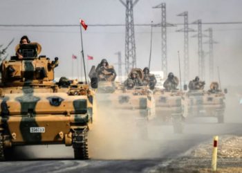 تركيا تشن غارات عنيفة على “قسد” وتدفع بتعزيزات إلى الحدود السورية