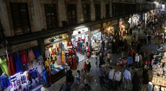 حكومة الأسد تقود موجة رفع الأسعار في الأسواق السورية