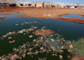 نقص مياه الشفة النظيفة يفاقم تفشي الكوليرا في سورية تكافح السلطات لاحتواء المرض بأقراص الكلور واللقاحات