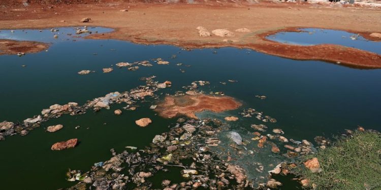 نقص مياه الشفة النظيفة يفاقم تفشي الكوليرا في سورية تكافح السلطات لاحتواء المرض بأقراص الكلور واللقاحات