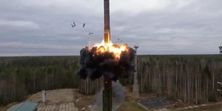 هل تشعل الحرب في أوكرانيا تهافتا على التسلح النووي؟ لماذا قد يعزز الغزو الروسي منع انتشار هذه الأسلحة الفتاكة؟