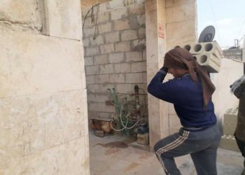 العمال في إدلب: معاناة البطالة وتدني الأجور