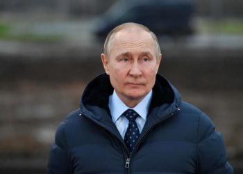 لماذا قد يطول بقاء بوتين في السلطة كثيراً ما صمد الزعماء الجبابرة أمام الهزائم المدوية