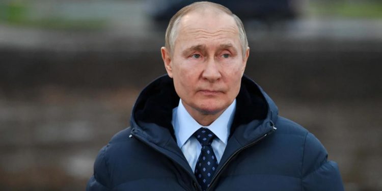 لماذا قد يطول بقاء بوتين في السلطة كثيراً ما صمد الزعماء الجبابرة أمام الهزائم المدوية