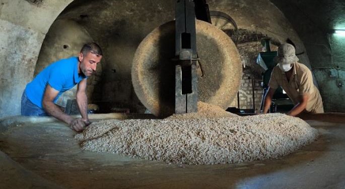 السوق السورية تبتلع مساعدات القمح: عودة طوابير الخبز