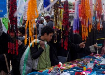 الشمل السوري: مبادرات خيرية لتأمين ملابس العيد