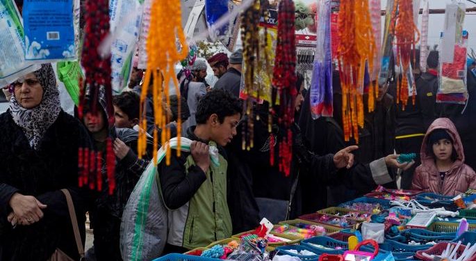 الشمل السوري: مبادرات خيرية لتأمين ملابس العيد