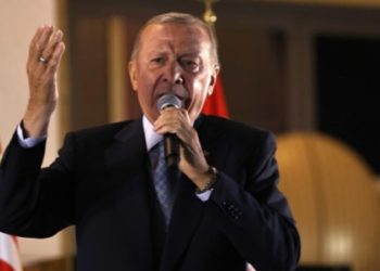 أردوغان يدعو الأتراك إلى “الوحدة” بعد فوزه بولاية جديدة
