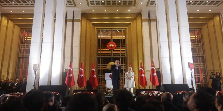 عن السلطنة التي أصبحت ديموقراطية