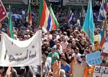 الآلاف يحتجون وسط السويداء مطالبين بالانتقال السياسي في سورية