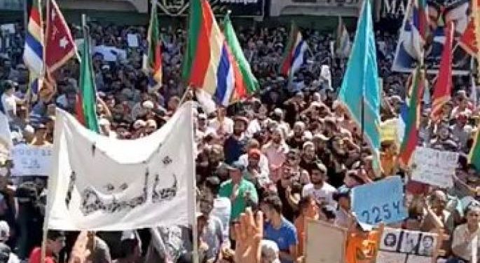 الآلاف يحتجون وسط السويداء مطالبين بالانتقال السياسي في سورية