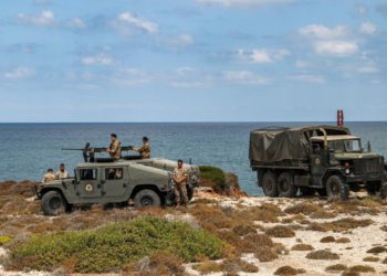 الجيش اللبناني ينقذ 27 مهاجراً سوريا من الغرق كانو على متن زورق مطاطي قبالة شاطئ شكا