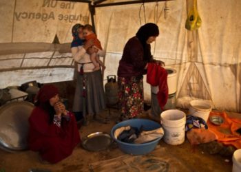 الغسالة.. حلم مؤجل لنساء المخيمات في الشمال السوري