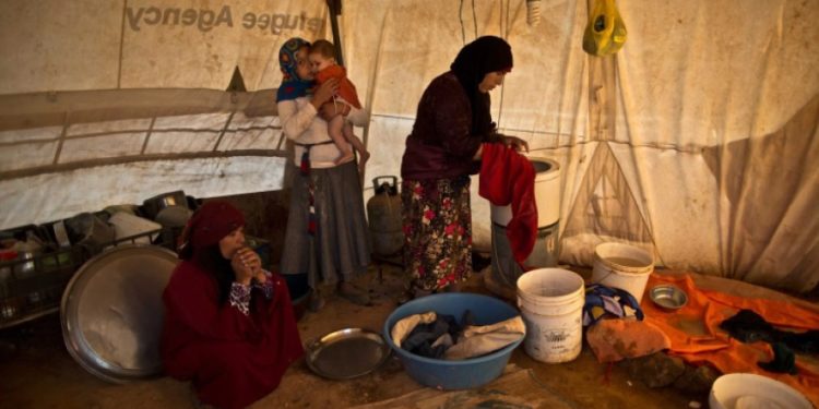 الغسالة.. حلم مؤجل لنساء المخيمات في الشمال السوري