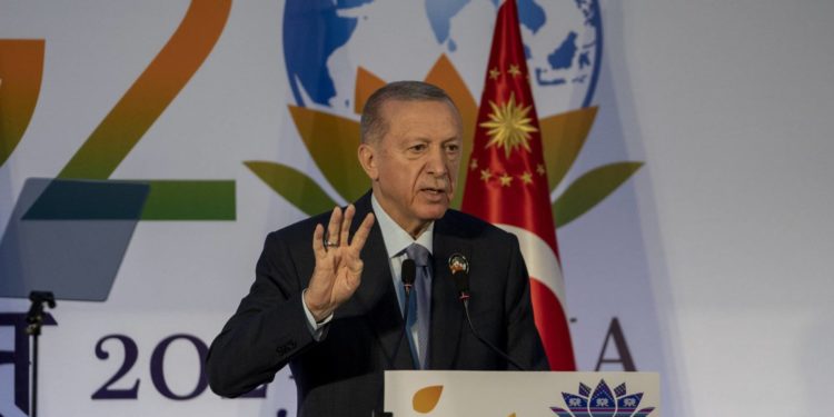 تركيا لإعادة مزيد من اللاجئين السوريين