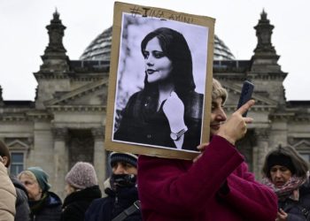 عام على مهسا والحراك… عندما يفتش المرشد عن أعذار